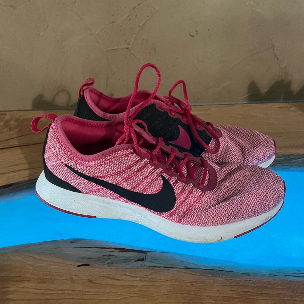 Nike women’s pink Dualtone racer size 6Y